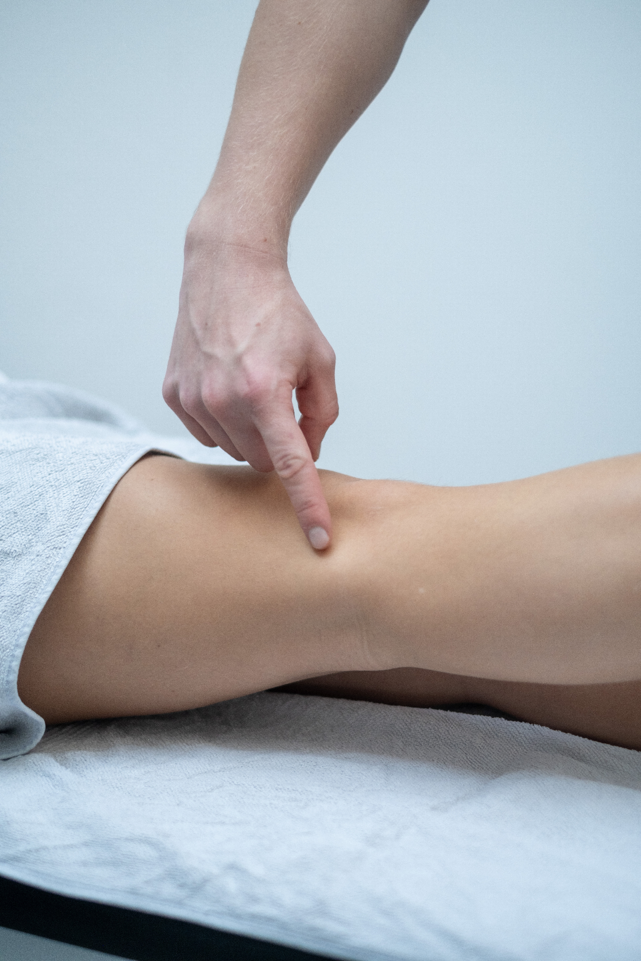 Behandling av knesmerter - naprapat jobber med ytterside av kne