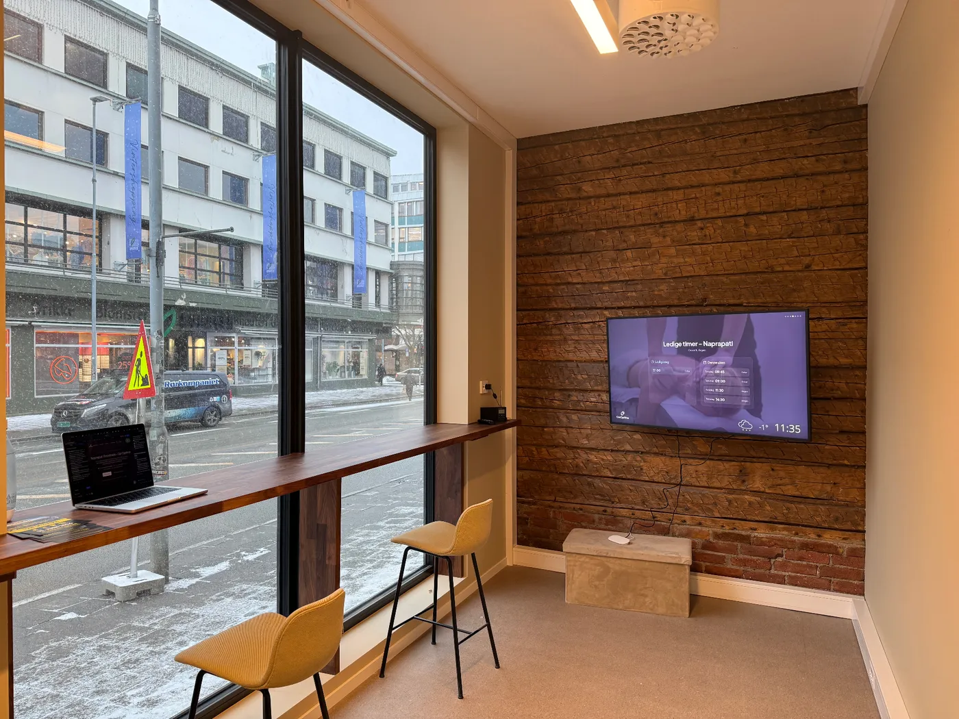 Resepsjon og venteområde med utsikt mot Trondheim sentrum ved CorOptima klinikk